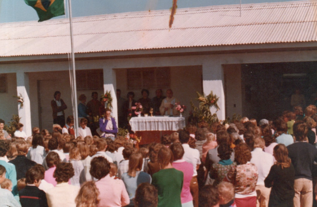 Inauguração do novo prédio da E. M. Padre José Scholl em abril de 1979, aparecendo alunos e moradores de Alto Padre Eterno